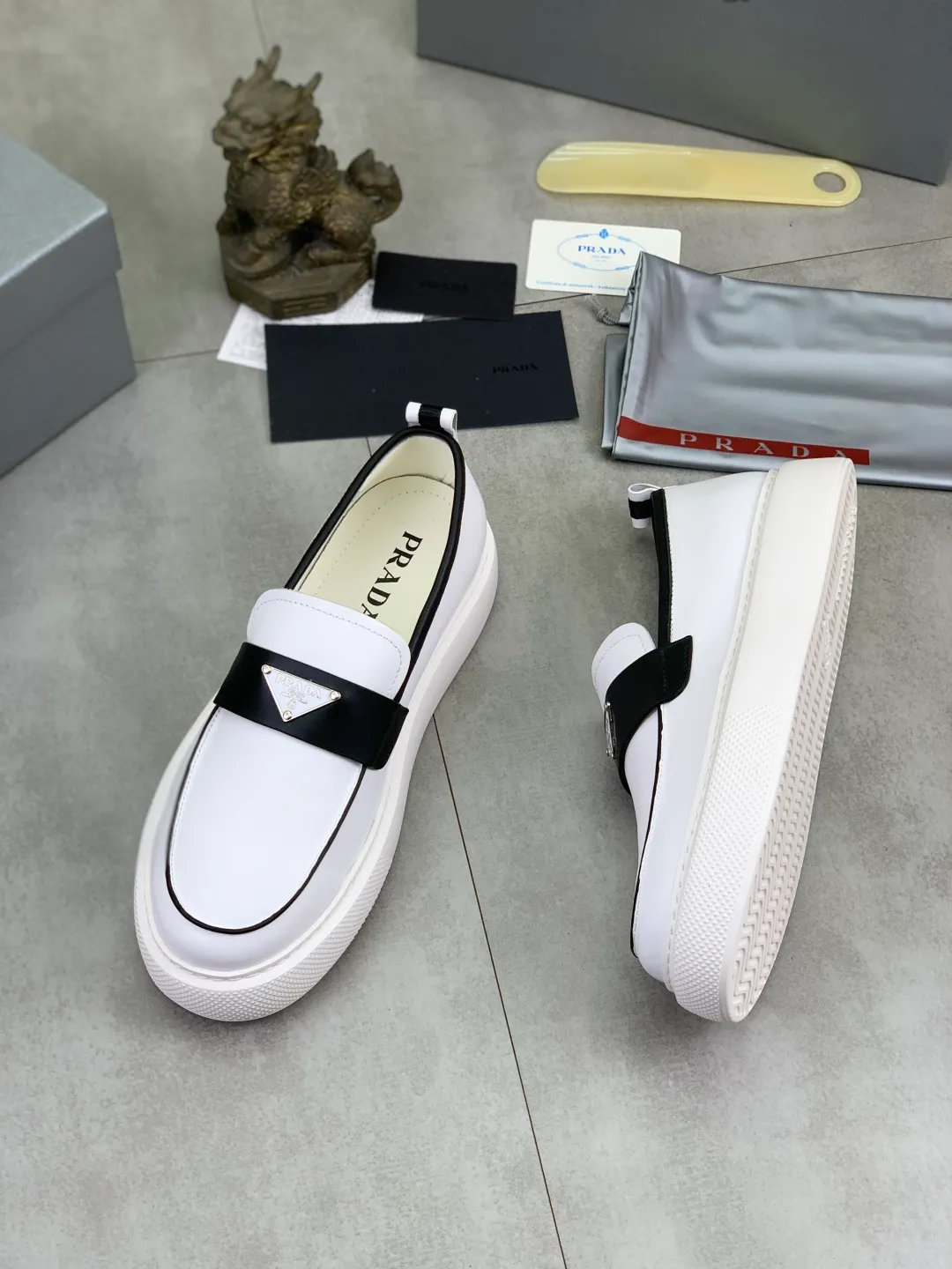 Men's Men's Shoes 💰P560 💰【New Style】 The latest model of high-quality PRADA classic men's shoes has been launched on the official website in 1:1 copy, synchronized in Hong Kong and on the same catwalk; all made of calfskin➕imported cowhide lining, 🍡🍡original rubber outsole, non-slip and wear-resistant; comfortable on the feet, attractive style, fine workmanship, and simple and neat shoe lasts, showing the courage and toughness of men, 👍sizes 38 to 44 (45 can be customized) black and white Blue color🉑️choose